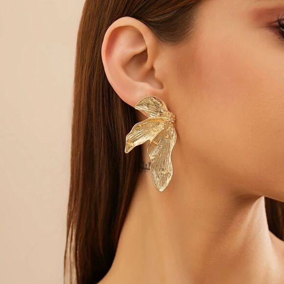 Naked Hanger Elegant Gold Leaf Earrings - Picture 1 of 4